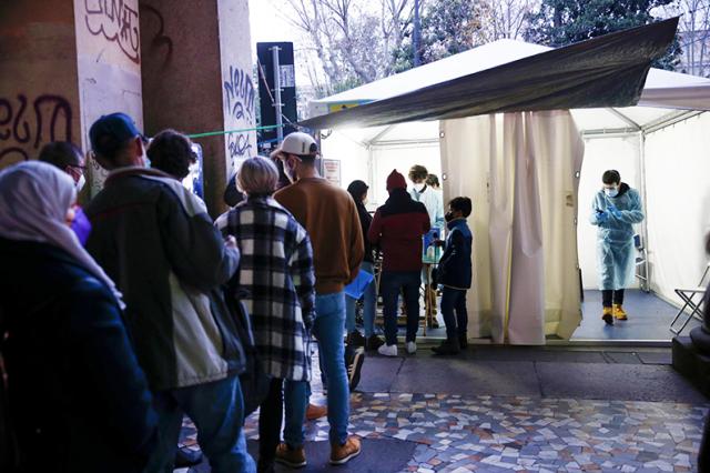 Niente tampone a chi ha avuto contatti con positivi, la richiesta delle regioni al governo