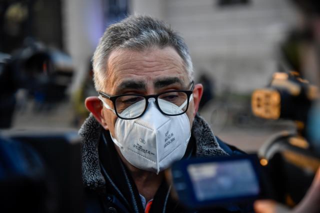 Covid, Pregliasco: "Mascherina anche nel 2022 ma convivremo meglio con il virus"