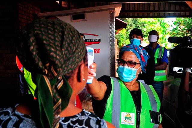 Sudafrica, picco Omicron superato senza aumento dei decessi: revocato coprifuoco notturno