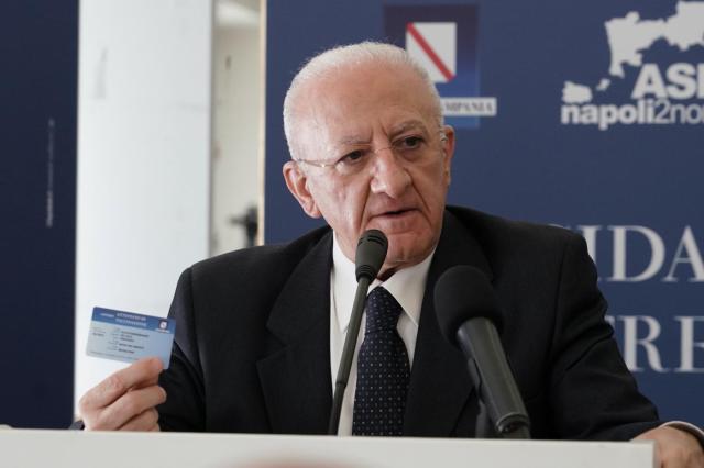 Covid, il piano "geniale" di De Luca: "Chiudere le scuole a gennaio per vaccinare i bimbi"