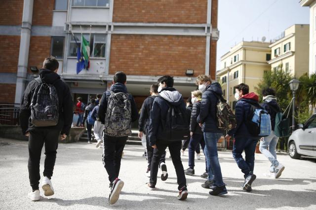 Scuola, il Governo mette in dad solo i in vaccinati: M5s e Lega contro il ricatto