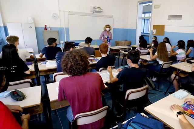 Rientro a scuola, il governo ribadisce il no al rinvio: tutti in classe il 10 gennaio