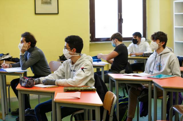 Rientro a scuola, De Luca insiste sul rinvio. Bonaccini: "Non sono d'accordo"