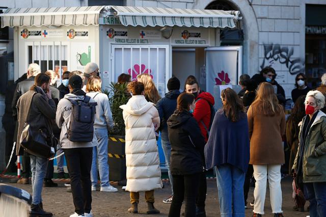 Covid, aumento dei ricoveri in 17 regioni: zona arancione imminente in Liguria