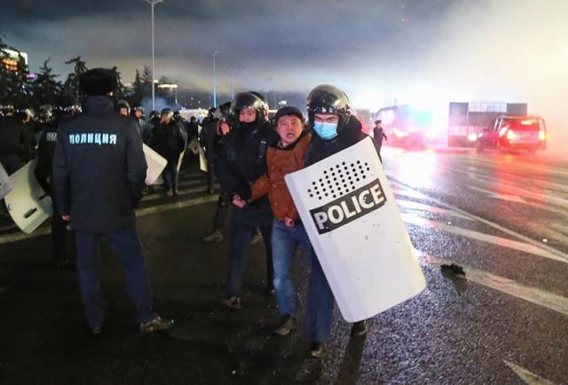 Kazakistan, violente proteste nel paese per l'aumento del prezzo del gas: 200 arresti