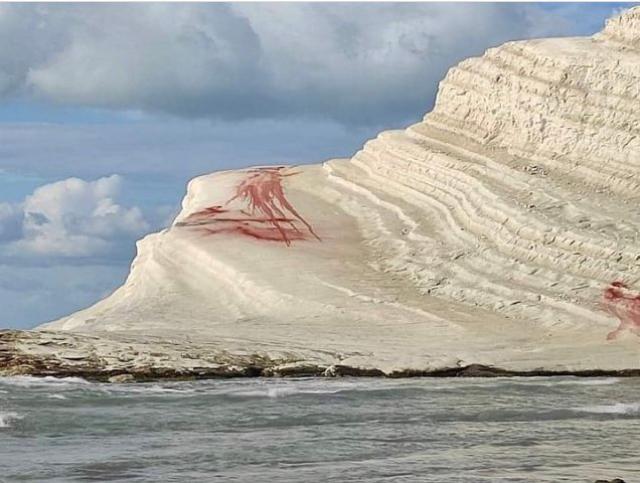 Scala dei turchi imbrattata