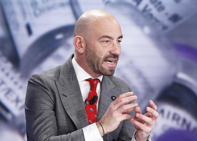 Omicron, Bassetti ottimista sull'immunit&agrave; di gregge: "Dovremmo raggiungerla in primavera"