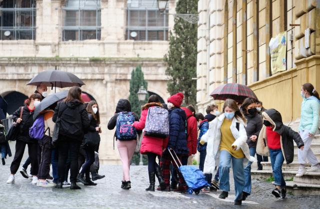 Rientro a scuola, le regole da seguire: dalla Ffp2 alle mense sorvegliate