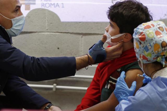 Contagi Covid in Italia, Ricciardi: "Con Omicron sfonderemo muro dei 300mila"