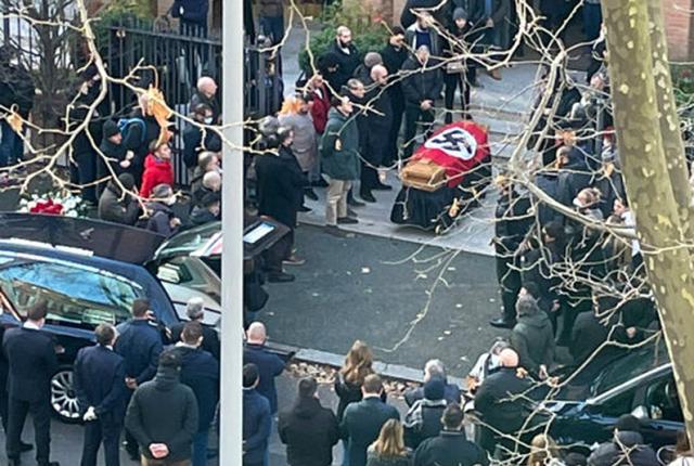 Funerale della militante di Forza Nuova, bandiera con svastica avvolge la bara di Alessia Augello