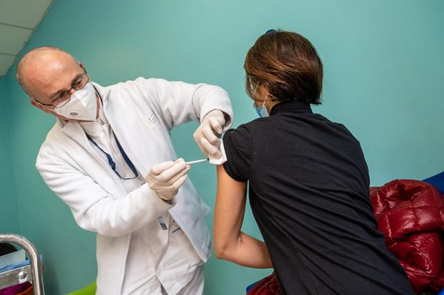 Oms spinge per nuovi vaccini e va contro le dosi booster: "Strategia non sostenibile"