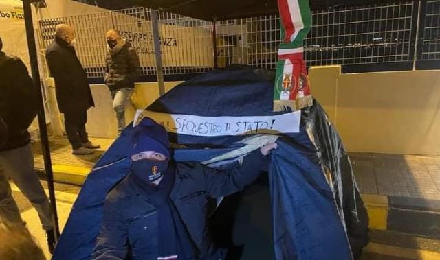 Messina, sindaco De Luca occupa il molo: la protesta contro il Super Green pass