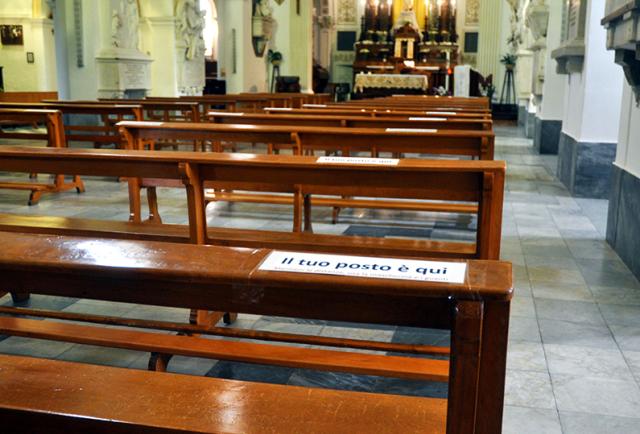 Il vescovo di Cremona sulla Comunione: "Solo i vaccinati potranno distribuirla"