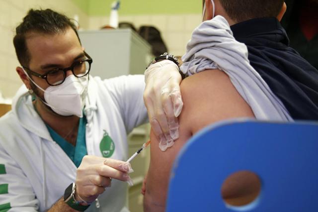 Vaccini, record di dosi somministrate da inizio campagna: 4,5 milioni in sette giorni