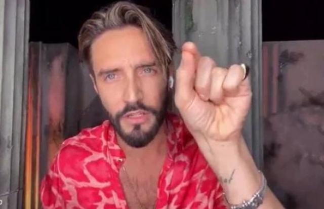 Delia Duran lascia Alex Belli in diretta al Gf Vip e lui sbotta: "Ca**o di aereo"