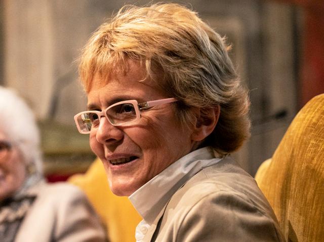 Milano, Elena Cattaneo rapinata in metro: lieve trauma per la senatrice a vita