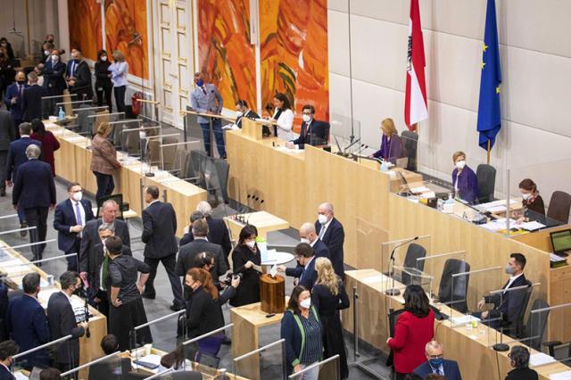 Obbligo vaccinale, l'Austria lo approva con 137 voti: prevista multa fino a 3.600 euro