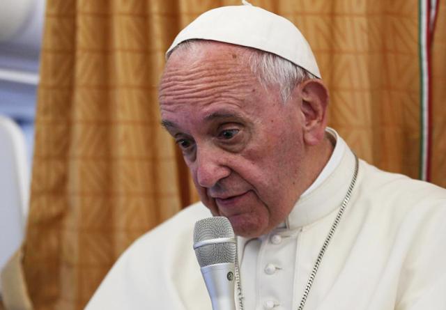 Papa Francesco, l'appello ai genitori: "Mai condannare i figli per l'orientamento sessuale"