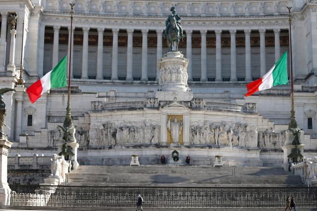 Bandiere a mezz'asta per le vittime Covid, 2021