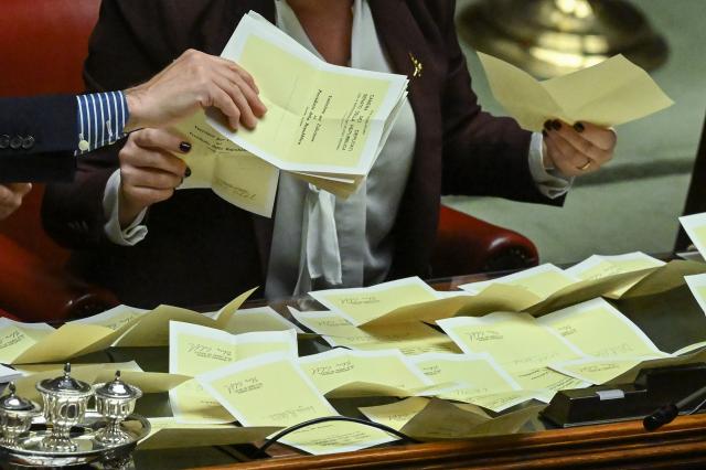 Schede bianche durante lo spoglio del 25 gennaio