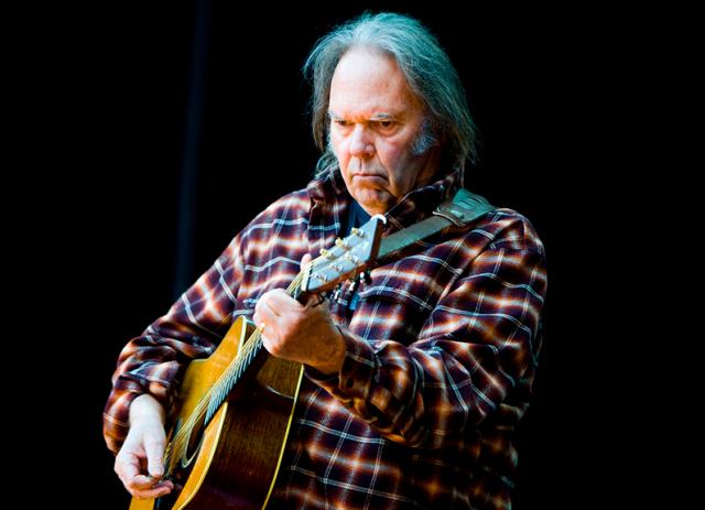 Neil Young via da Spotify, la scelta per protesta contro un podcast no vax