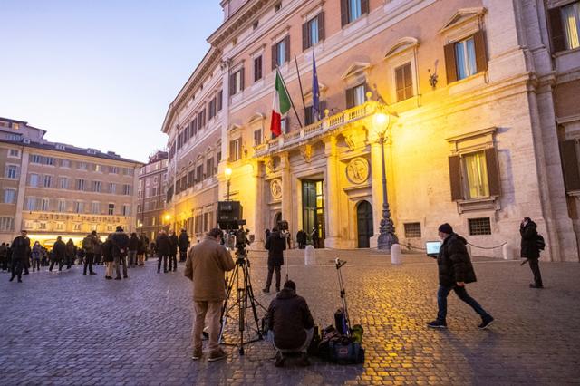 Quirinale, asse Lega-M5s per Belloni: i centristi convergono su Casini. 