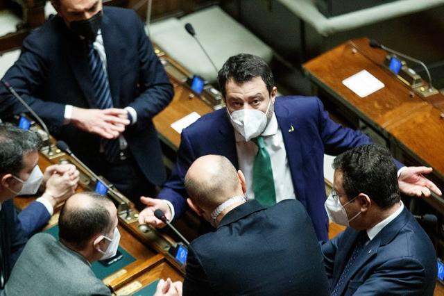 Mattarella bis, s&igrave; di Salvini a un ritorno del presidente al Quirinale: "Cos&igrave; la squadra non cambia"