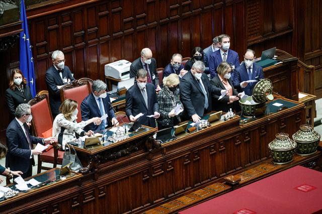 Quirinale, oggi la settima votazione: alla ricerca di un presidente donna