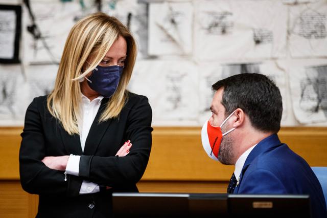 Meloni boccia l'idea di Salvini del partito repubblicano: "Alleanze innaturali pur di sopravvivere"