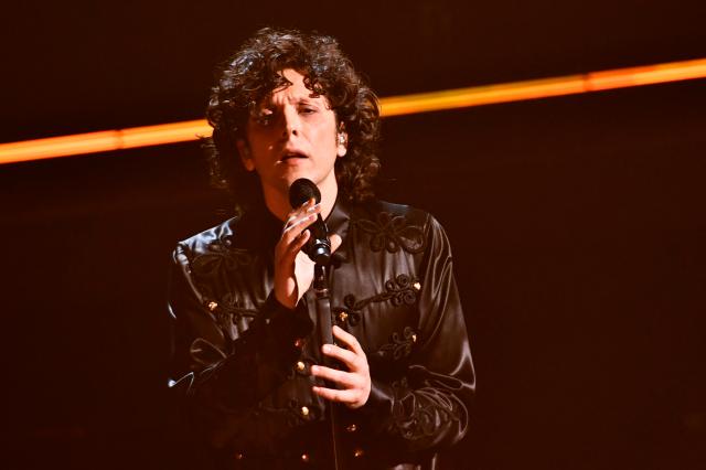 Chi &egrave; Ermal Meta, ospite a Sanremo 2022: carriera, biografia, origini, canzoni e fidanzata