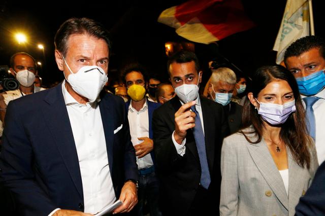 M5s, Di Maio pensa a Raggi per il dopo Conte: l'ex premier "si schianter&agrave; in primavera"