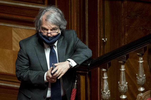 Smart working, l'accusa di Brunetta: "Troppi fanno finta di lavorare". Scoppia l'ira dei sindacati