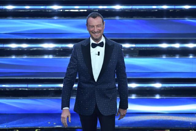 Sanremo 2022, Mattarella telefona ad Amadeus. Il conduttore: "Il suo gesto mi commuove, grazie presidente"