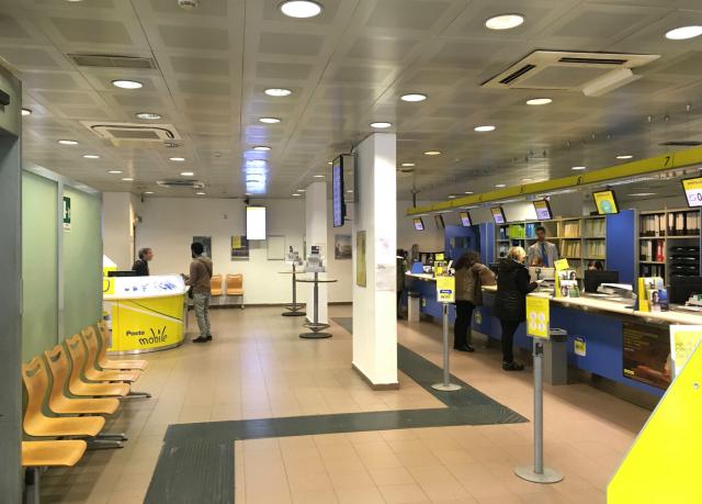 Napoli, in posta senza Green pass inveisce contro impiegati: arrestato