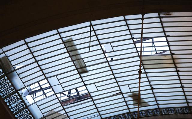 Milano, raffiche di vento a 90 km all'ora: danneggiato il tetto della Stazione centrale