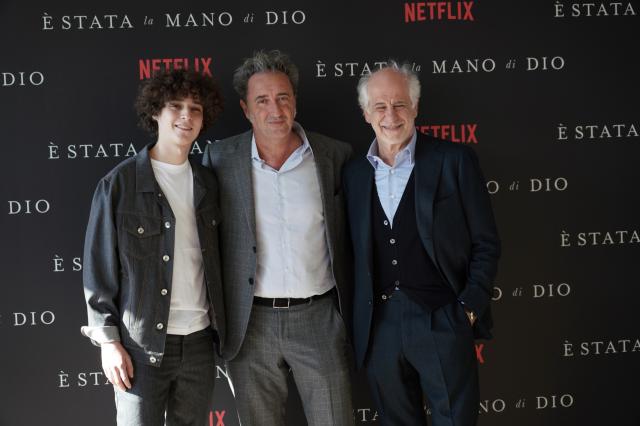 Il regista Paolo Sorrentino (centro) con gli attori Filippo Scotti (sinistra) e Toni Servillo (destra)