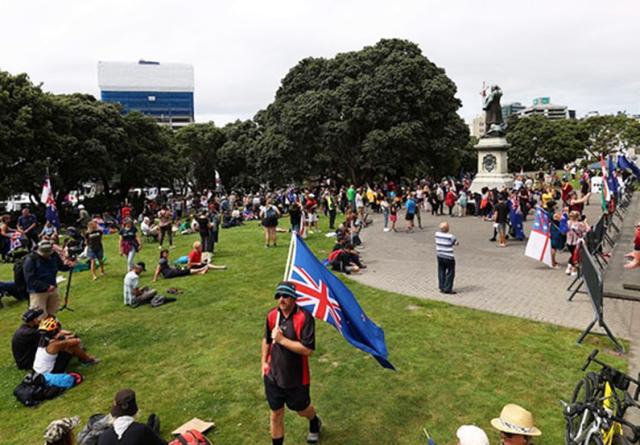 La Nuova Zelanda imita il Canada, proteste anti restrizioni a Wellington: auto circondano il parlamento
