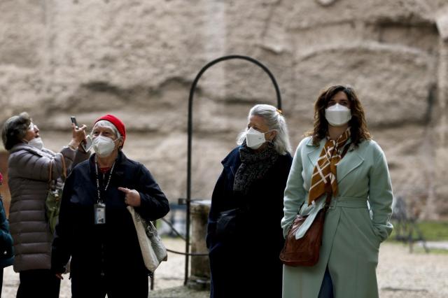 Mascherine all'aperto e al chiuso: cosa cambia e quando. Stadi verso 75% di capienza