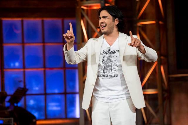 Chi &egrave; Max Angioni, il comico prodigio da Zelig a Le Iene: carriera, biografia e spettacoli