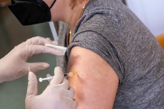 Secondo L'Aifa nel 2021 ci sono stati "solo" 22 morti per reazioni avverse al vaccino: ma molti decessi sono indeterminati (30,2%) o&nbsp;inclassificabili (8,1%)