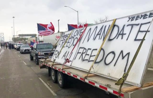 Proteste in Canada, i camionisti bloccano la frontiera sull'Ambassador Bridge: possibili ricadute sull'economia
