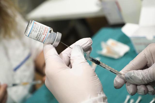 Quarta dose, l'Aifa annuncia che non ci sar&agrave;: al suo posto "un richiamo, speriamo annuale"