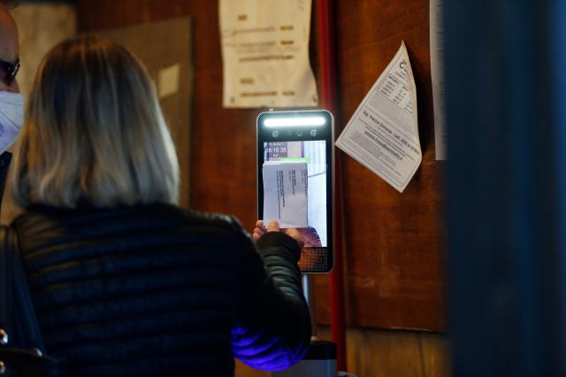 Super Green pass al lavoro, oggi scatta obbligo over 50: esenti, multe e sanzioni 