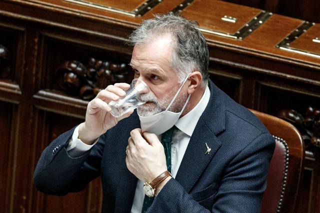 Governo, Garavaglia spinge per le riaperture ad aprile: "Facciamo come la Francia"