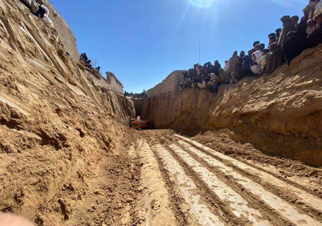 Afghanistan, bambino di nove anni caduto in un pozzo: soccorsi sul posto per salvare Haidar