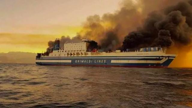 Incendio su una nave di linea della Grimaldi Lines tra Grecia e Brindisi, non ci sono vittime