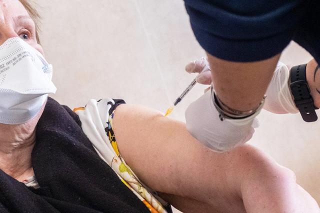 Quarta dose di vaccino, ok dell'Aifa alla somministrazione su soggetti gravemente immunodepressi