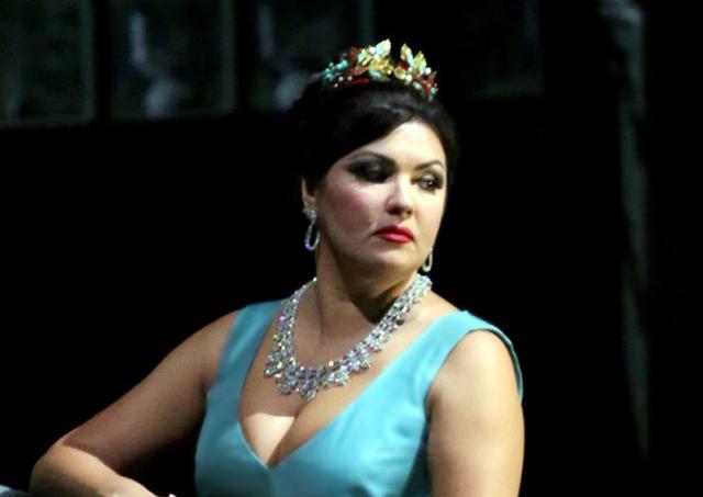 Guerra in Ucraina, la soprano Anna Netrebko non si esibir&agrave; per protesta contro i diktat di Sala
