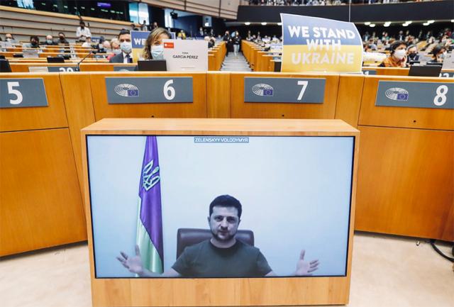 Guerra Ucraina e Russia 2022, Zelensky all'Europarlamento: "Combattiamo per la nostra libert&agrave;"