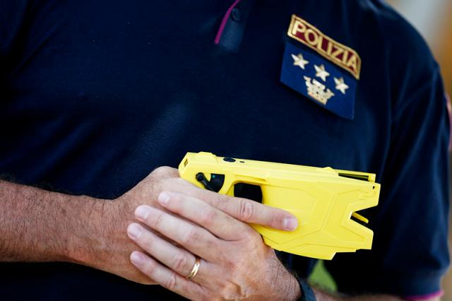 Taser, dal 14 marzo le forze dell'ordine avranno in dotazione le pistola elettrica